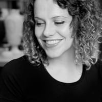 Amy Hughes profile picture in studio