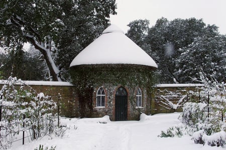 The Apple Store in the snow