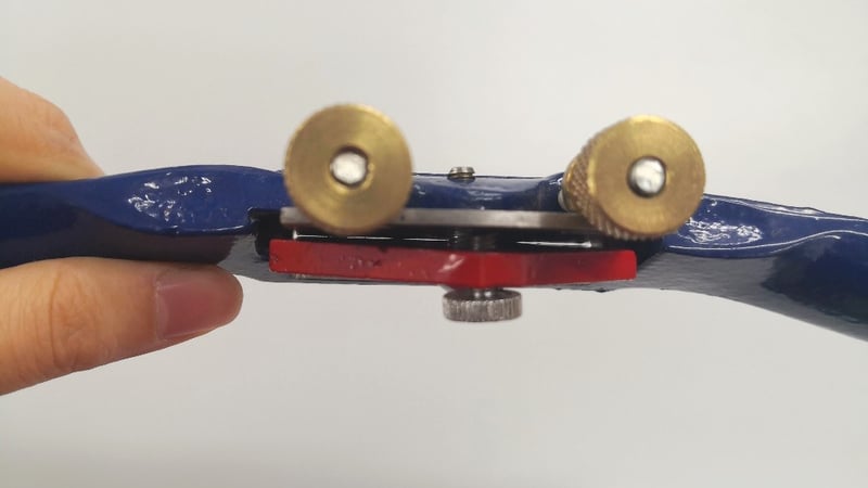 Figure 6: poor cap iron-to-blade contact