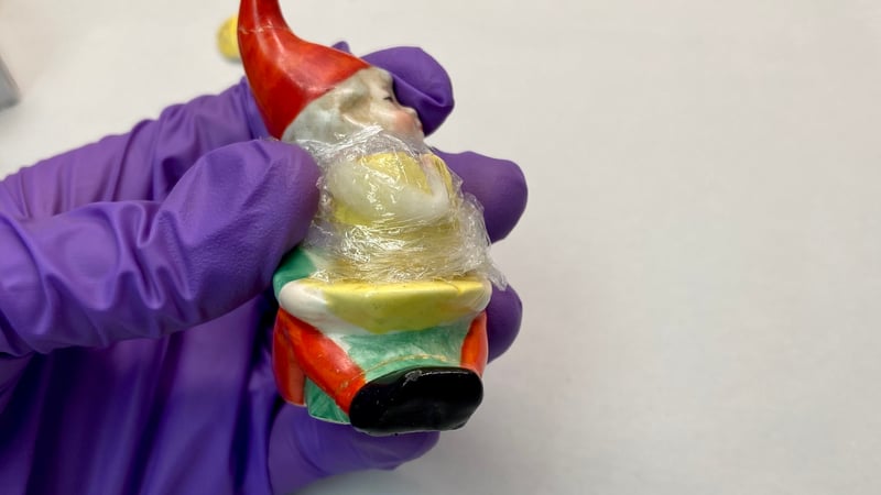 Figure 3, Dismantling the previous bond through limited application of solvent