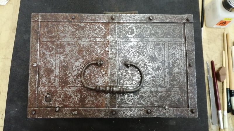 Fig 9. Casket lid showing the result of mechanical cleaning to the right hand side.