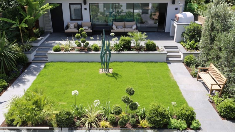 Contemporary garden in Richmond with tropical planting by Jane Ashley