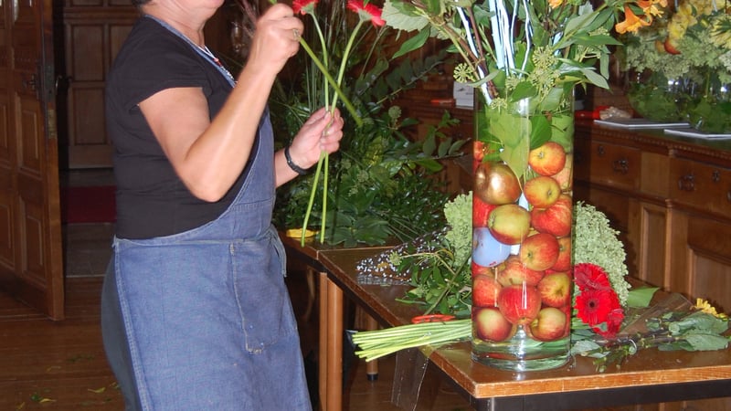 Sue Hingston flower arranging