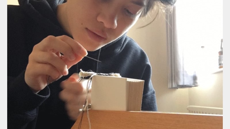 Figure 3: Animation showing the looping threading movement of the white threads, on the first, secondary endband