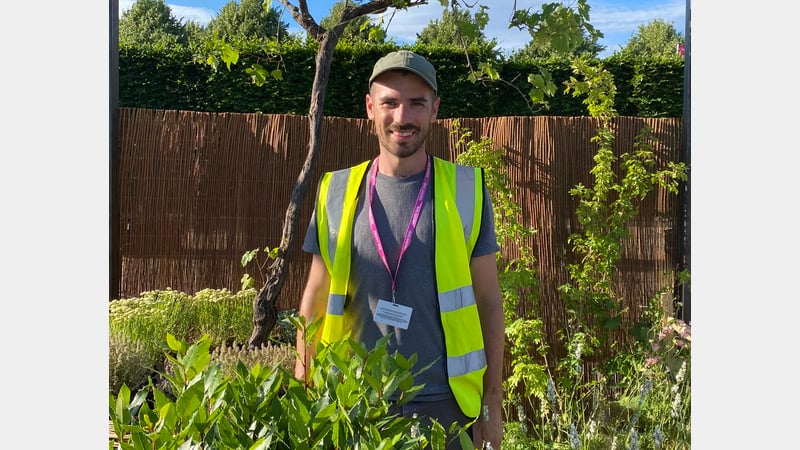 Jonny Lincoln installing ‘Pocket Potager’ at RHS