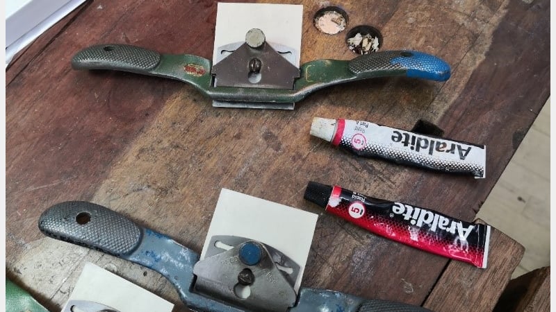 Figure 5: a thin layer of epoxy was applied to the bed followed by a piece of paper. The blade is placed on top and tightened with the cap screw to apply even pressure