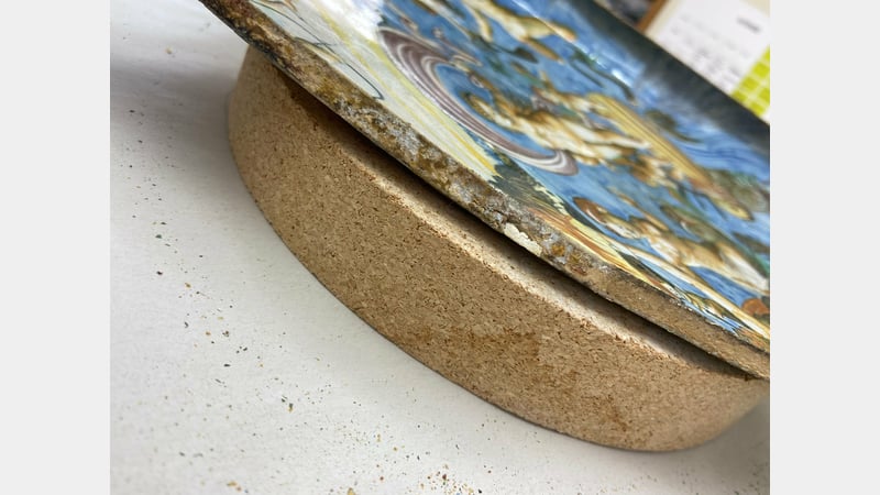 Figure 3: Residues of previous adhesive on the break edges.