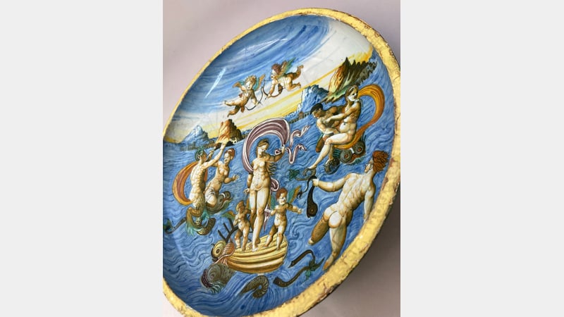 Figure 9: The shine of the glaze visible on the surface of the dish