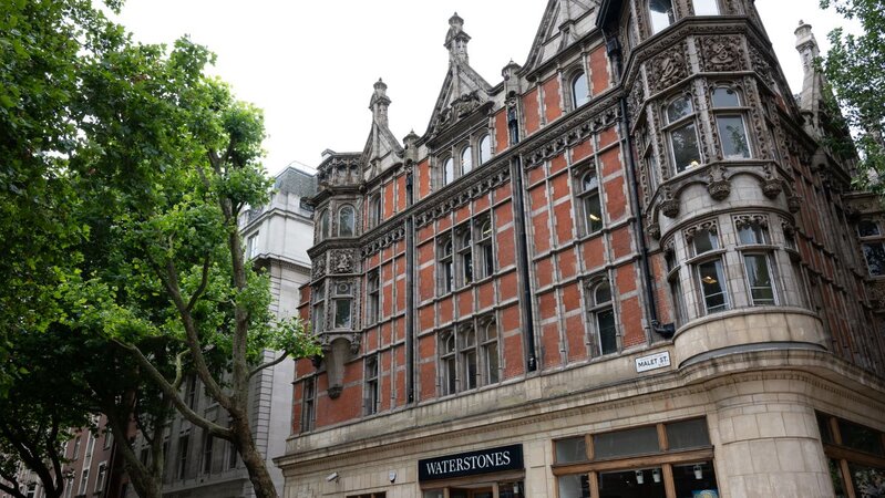 London Campus surrounding area: Waterstones. Image credit Roy Matthews 